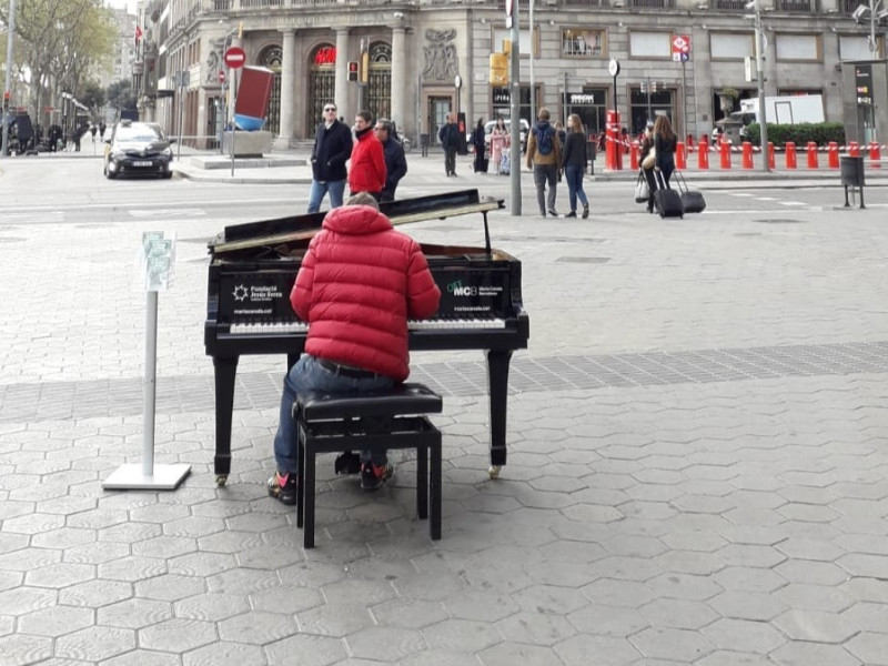 Hombre tocando el piano en la calle