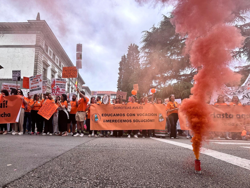Los profesores tiñen de naranja la Plaza de España de Oviedo