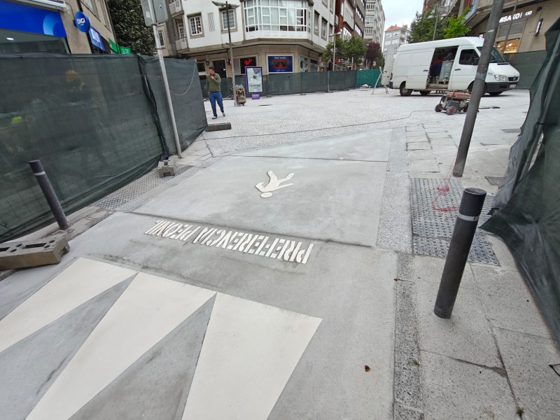 Imagen de la señalización de prioridad peatonal en Xeneral Pardiñas