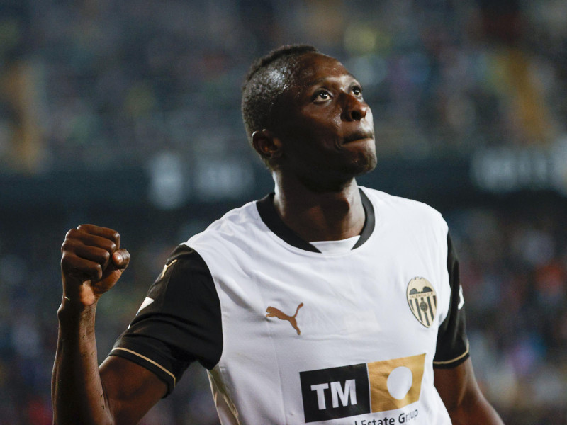 VALENCIA, 08/03/2025.- El delantero nigeriano del Valencia Sadiq Umar celebra su gol, segundo del equipo, durante el partido de la jornada 27 de LaLiga EASports que Valencia CF y Real Valladolid disputan este sábado en el estadio de Mestalla, en Valencia.-EFE/ Manuel Bruque