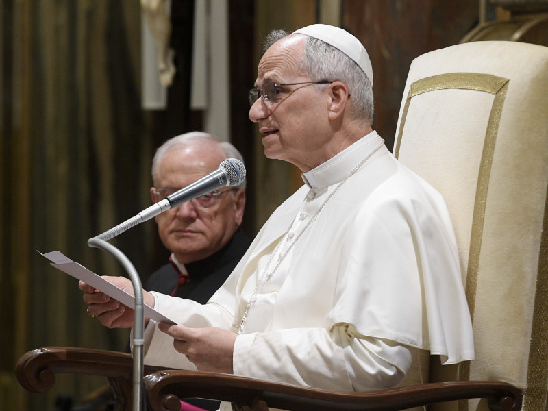 El papa León XIV da un discurso durante la audiencia a los representantes pontificios este martes en el Vaticano