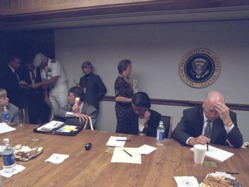 Fotografía inédita sobre cómo vivió el 11S el gabinete de Bush en el refugio de la Casa Blanca