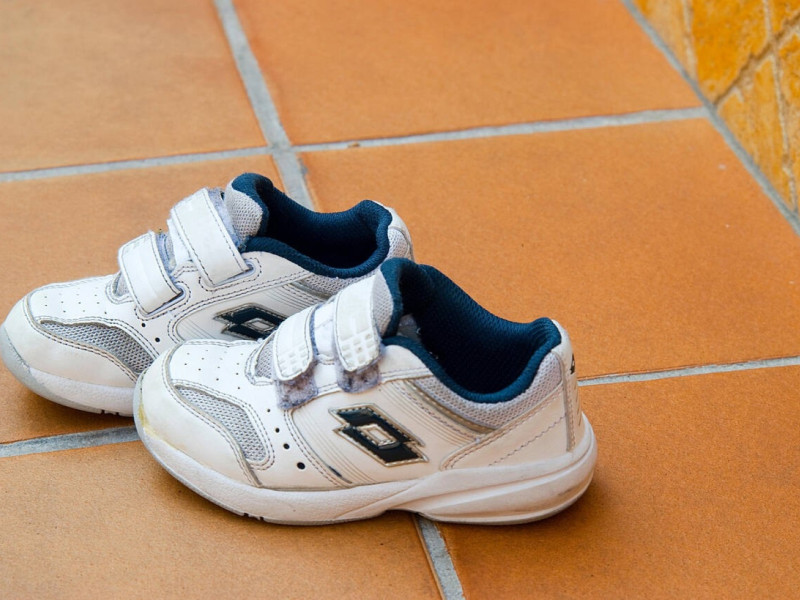 Zapatillas de deporte junto a un aula de gimnasia