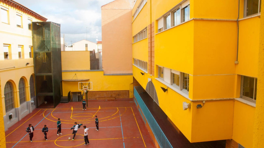 Patio de colegio en España