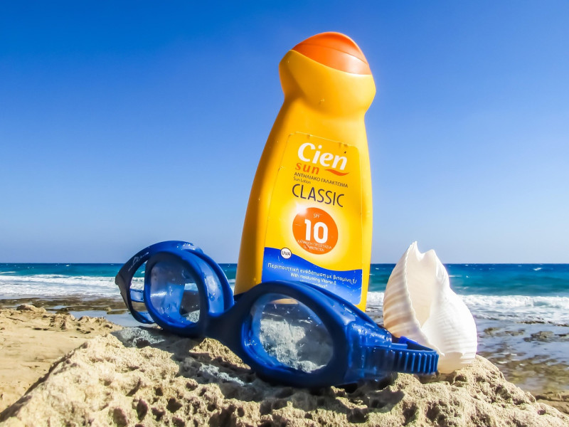 Bote de crema solar, en la playa