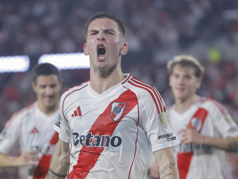 Franco Mastantuono celebra un gol con la camiseta de River Plate.