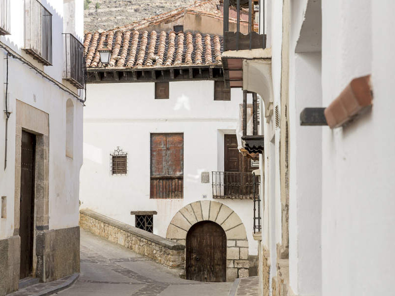Una de las callejuelas de Linares de Mora.