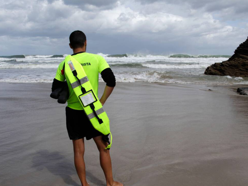 Socorrista en la playa de las Catedrales