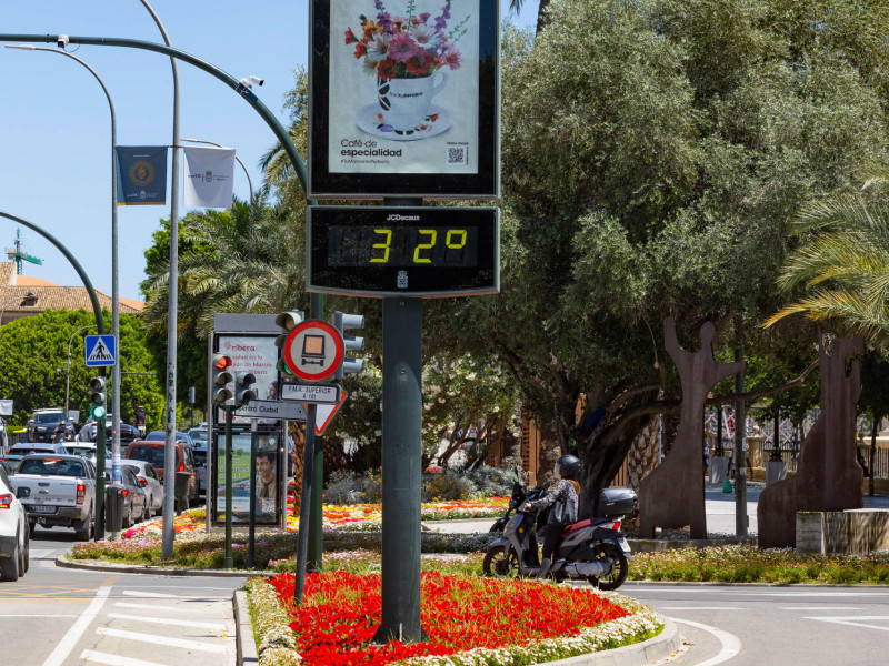 Un termómetro de la plaza del Plano de San Francisco de Murcia marca 32 grados