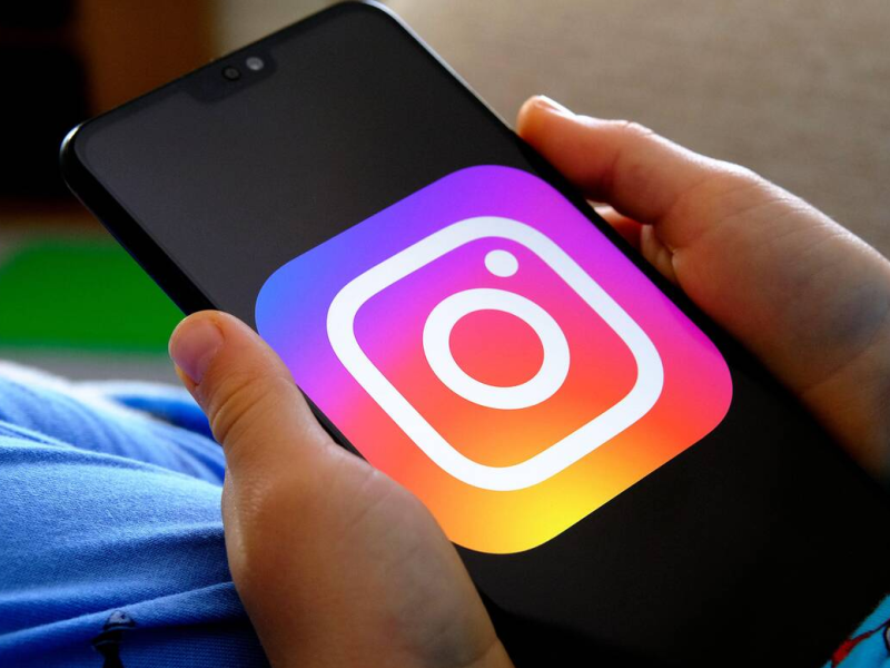 Móvil con el logo de Instagram