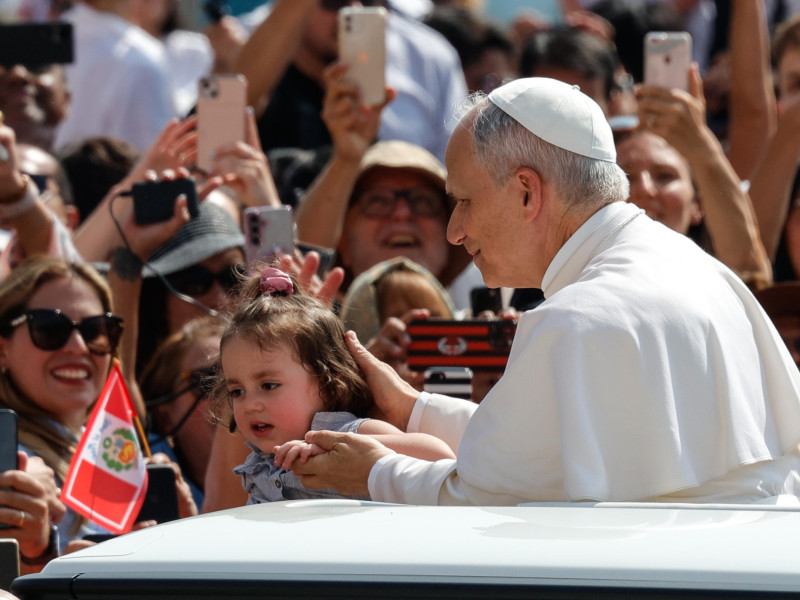 El Papa León XIV llegando a la Plaza de San Pedro
