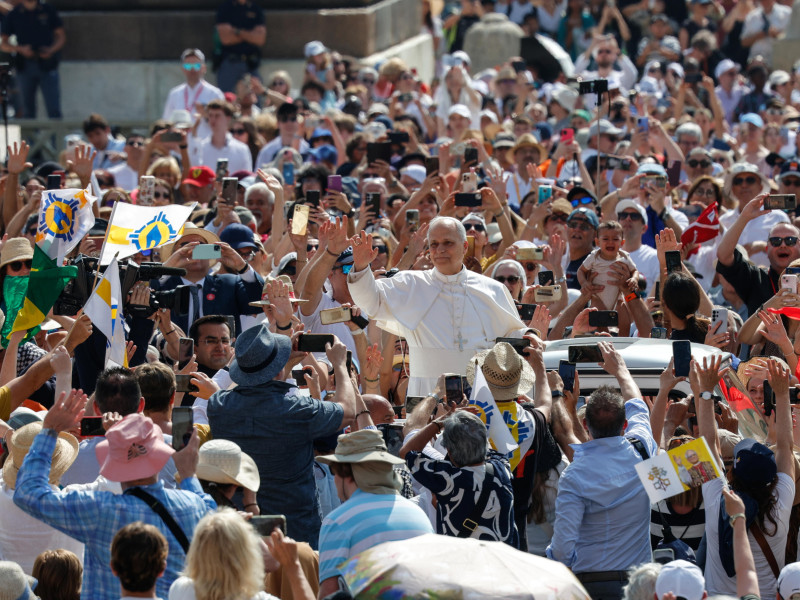 El Papa León XIV saluda desde el papamóvil a su llegada para presidir la audiencia general semanal en la Plaza de San Pedro