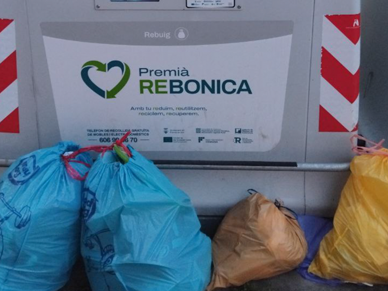 Estos contenedores, equipados con un sistema de apertura mediante tarjeta personal o aplicación móvil, buscan monitorizar los hábitos de reciclaje de los ciudadanos y aplicar una "tasa justa"