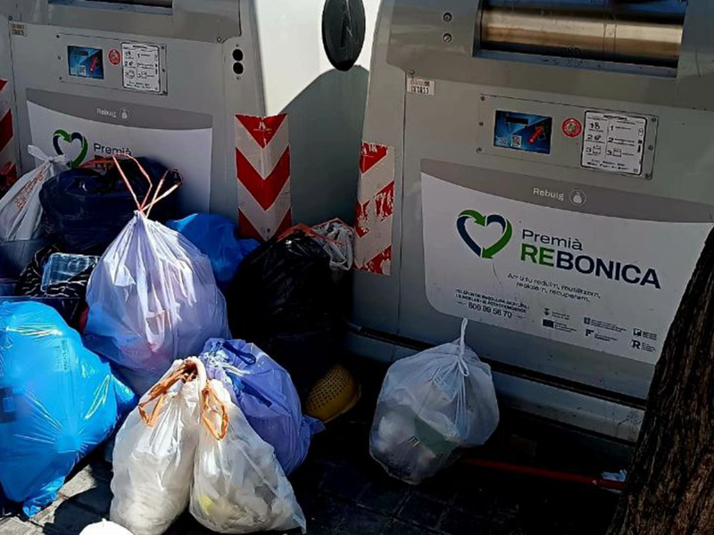 Muchos ciudadanos temen que el sistema, que registra quién deposita qué tipo de residuo, pueda usarse para imponer multas o controlar los hábitos de la población