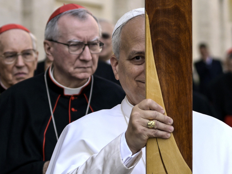El Papa León XIV lleva una cruz mientras encabeza la procesión desde el Aula Pablo VI hasta la Basílica de San Pedro en la Ciudad del Vaticano con motivo del Jubileo de la Santa Sede