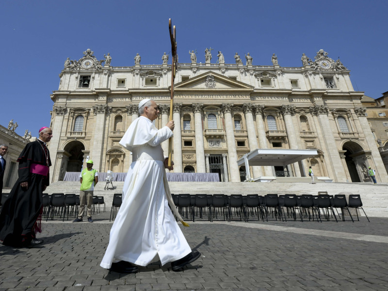 El papa Leon XIV encabezó este lunes la procesión de los ciudadanos y trabajadores del Vaticano que atravesaron la Puerta Santa de la basílica de San Pedro, en ocasión de su Jubileo, y en la misa posterior afirmó que "la mejor manera de servir a la Santa Sede es ser santos".EFE/Dicasterio para la Comunicación del Vaticano/ Mario Tomassetti /SOLO USO EDITORIAL/SOLO DISPONIBLE PARA ILUSTRAR LA NOTICIA QUE ACOMPAÑA (CRÉDITO OBLIGATORIO)