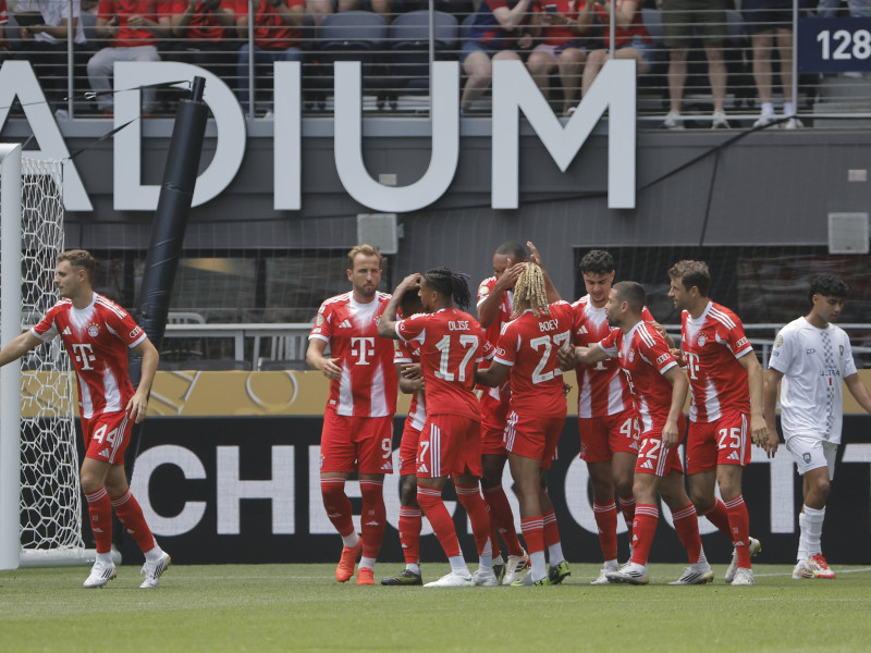 Los jugadores del Bayern celebran el gol de Coman