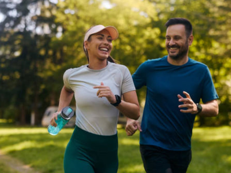 Imagen de una pareja corriendo en un parque