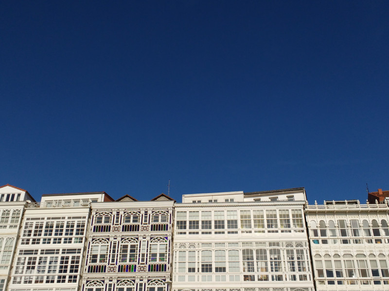 Galerías de La Marina de A Coruña en un día de cielo despejado