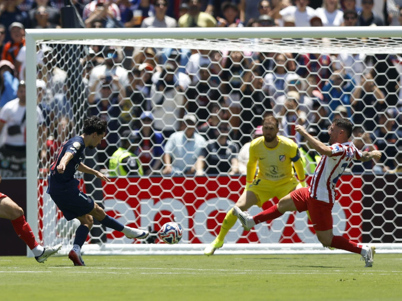 Vitinha dispara a portería durante el PSG - Atlético de Madrid