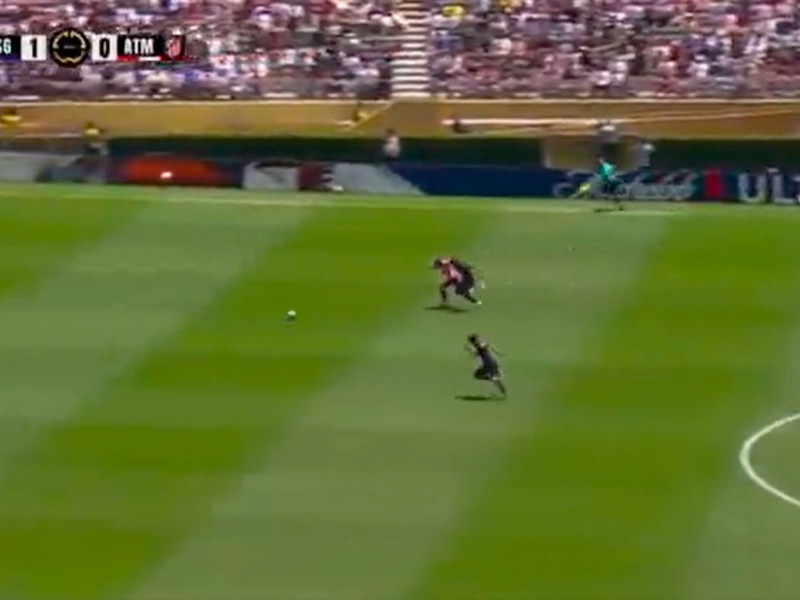 Acción de Nuno Mendes y Giuliano Simeone durante el PSG-Atlético