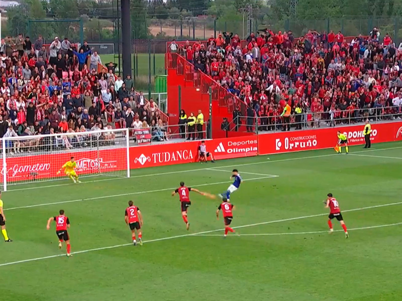 Momento del salto de Egiluz en el penalti del Mirandés-Oviedo