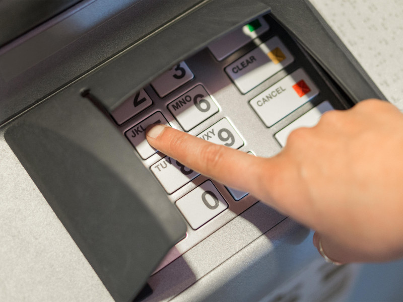 Persona introduciendo código PIN en el cajero automático