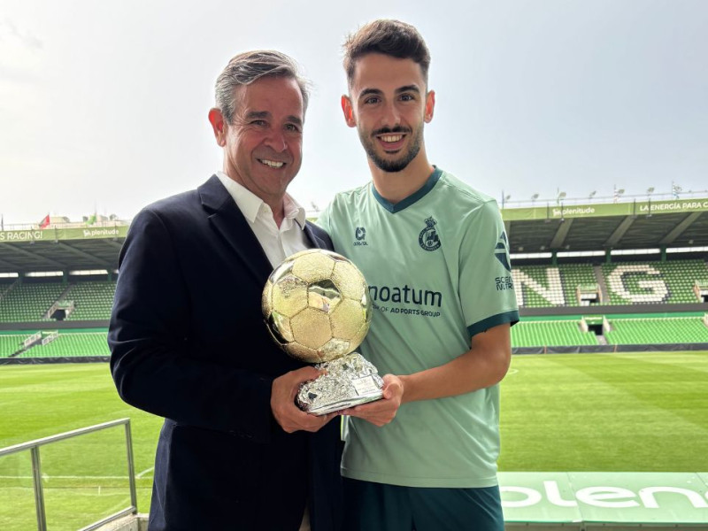 Víctor J. Carpintero entrega a Andrés Martín el Trofeo que lleva su nombre al mejor jugador del Racing
