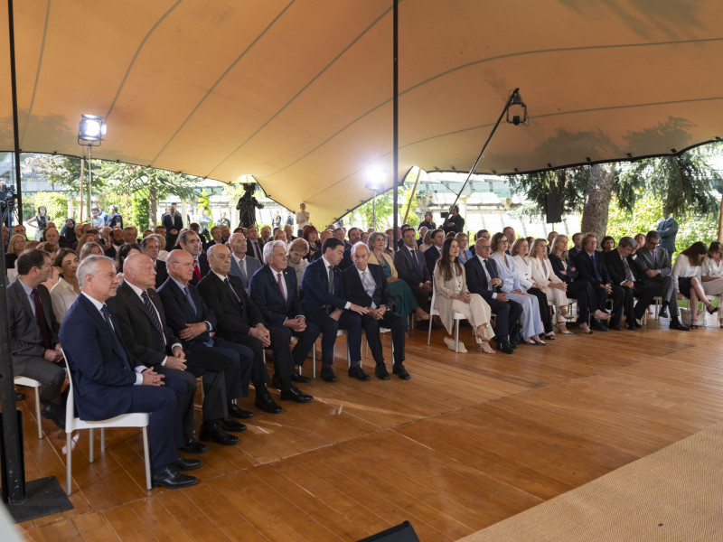 Acto en una carpa instalada en los jardines de Ajuria Enea