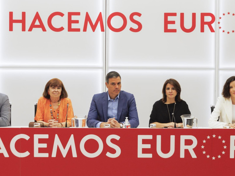Ejecutiva del PSOE en 2022, con Santos Cerdán (primero por la izquierda) y Adriana Lastra (cuarta), junto a Pedro Sánchez, Cristina Narbona y Andrea Fernández
