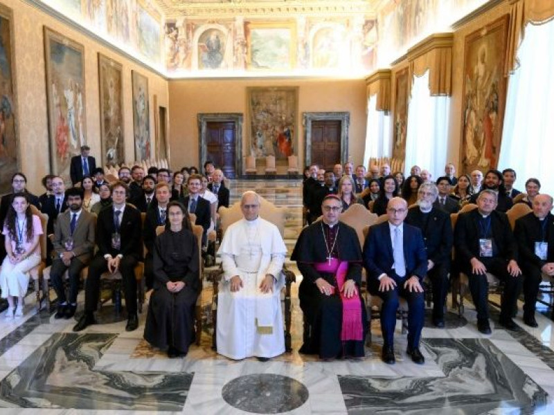 El Papa junto a los participantes de la Escuela de Verano