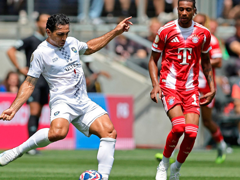 Nikko Boxall, del Auckland City, trata de pasar el balón en el partido del Mundial de Clubes frente al Bayern Munich