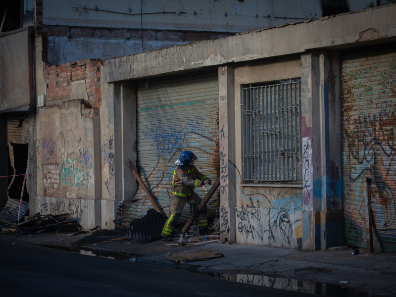 Bomberos en las inmediaciones de una casa okupada