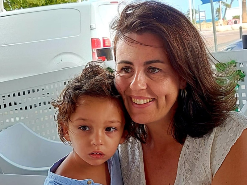 Amelia con su hijo Lucas, una historia de CINFA para visibilizar el Síndrome de Dravet en La Linterna