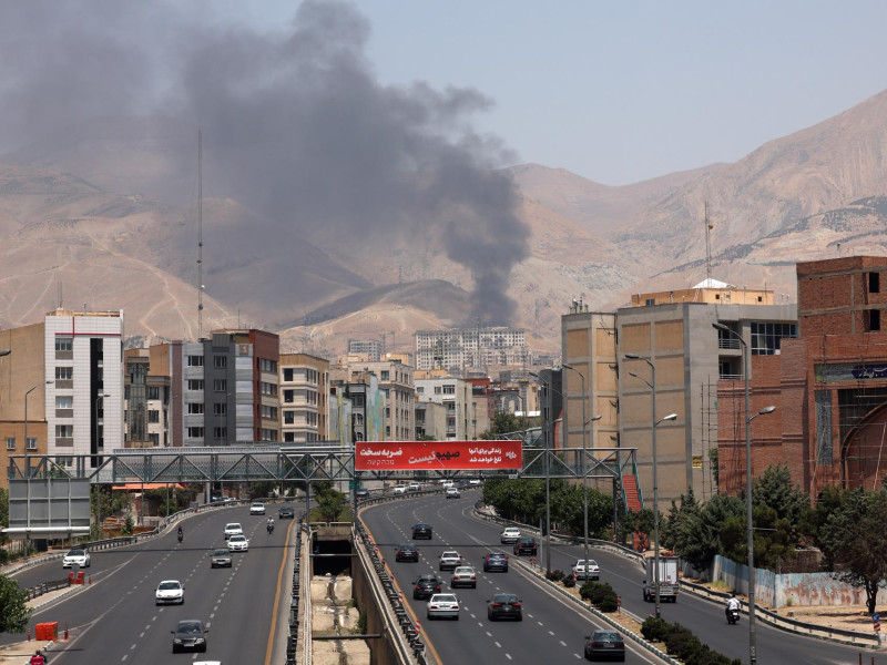 Humo al fondo desde una refinería de petróleo, al noroeste de Teherán, Irán