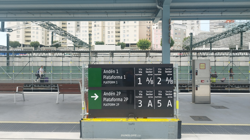 Señalización en la estación provisional de tren de A Coruña