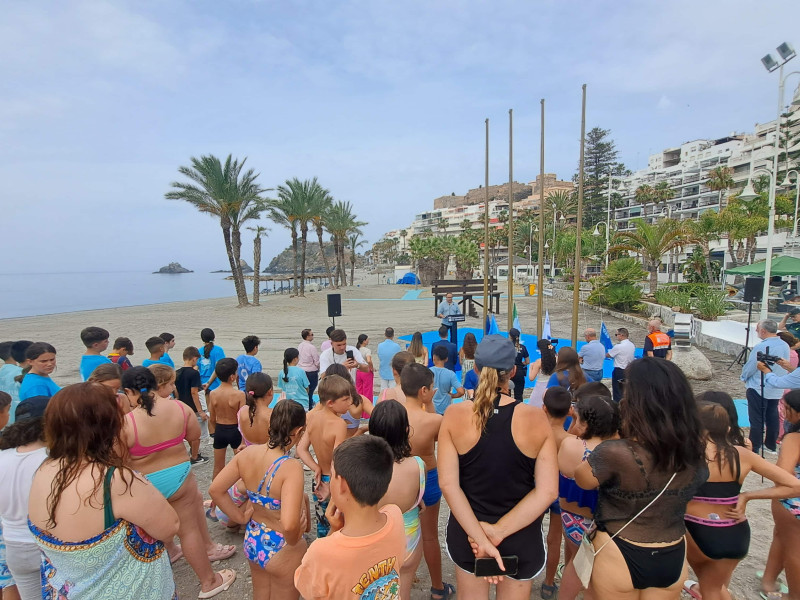En las playas sexitanas y en el puerto deportivo Marina del Este ya ondean las banderas azules para la temporada de verano 2025