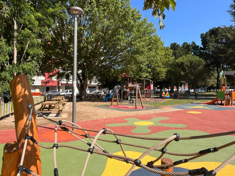 El parque Rosalía de Ares luce nuevos elementos para niños y adultos