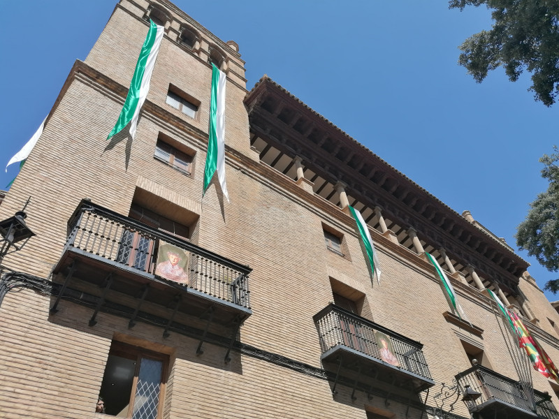 Pendones desplegados en el Ayuntamiento de Huesca