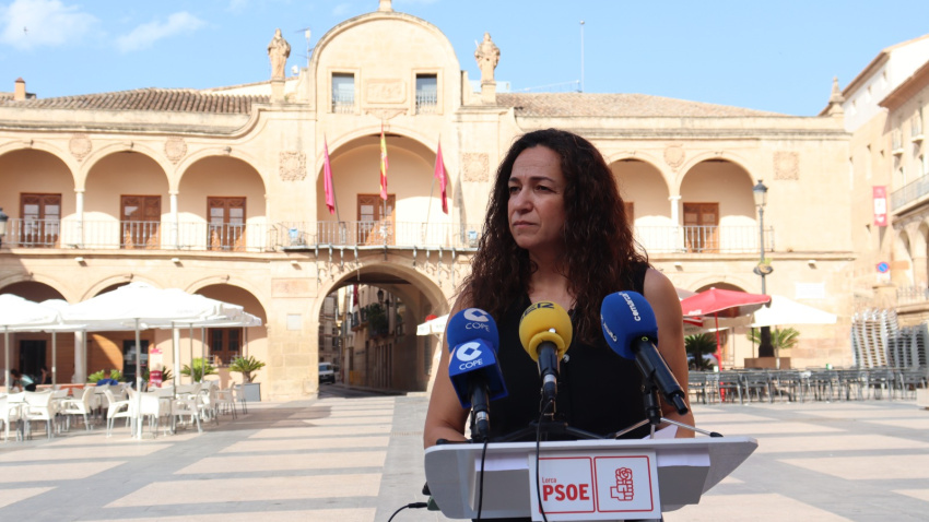 Isabel Casalduero, secretaria general del PSOE en Lorca y portavoz municipal de los socialistas, ante el Ayuntamiento