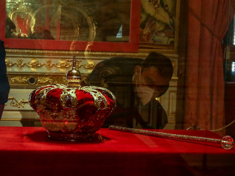 La corona que se utilizó en la proclamación de S.M. el Rey Felipe VI en la Sala de la Corona, en el Palacio Real de Madrid