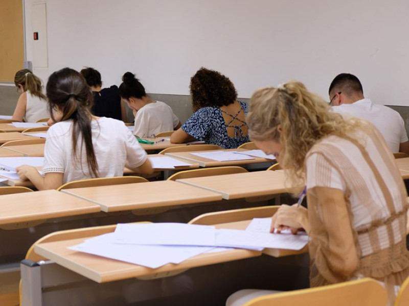 Aspirantes a docentes en la fase teórica de las oposiciones