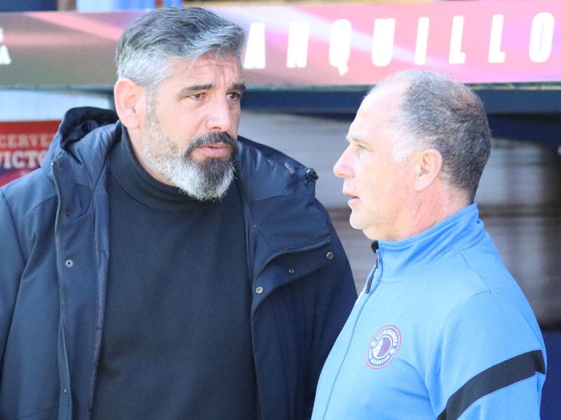 Juan Garcia y el técnico del Extremadura, Cisqui, conversan en el estadio Francisco de la Hera de Almendralejo