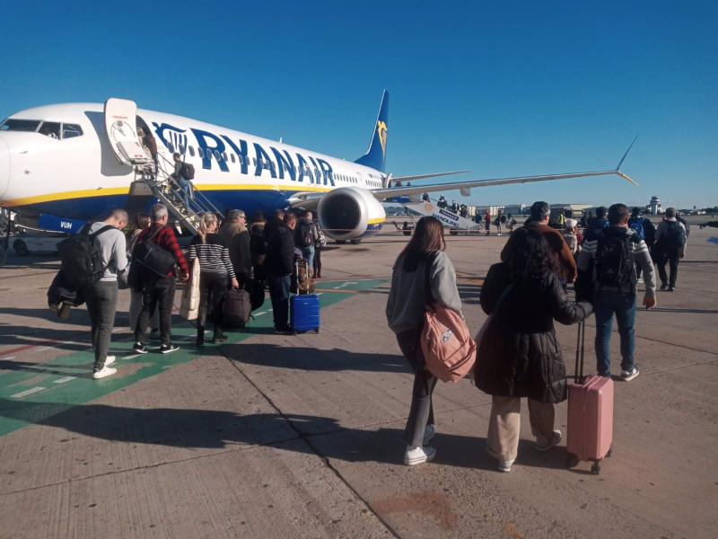 Pasajeros de un vuelo de Ryanair suben a bordo de un avión estacionado en el aeropuerto de SevillaPOLITICA ANDALUCÍA ESPAÑA EUROPA SEVILLAA.G.-EUROPA PRESS