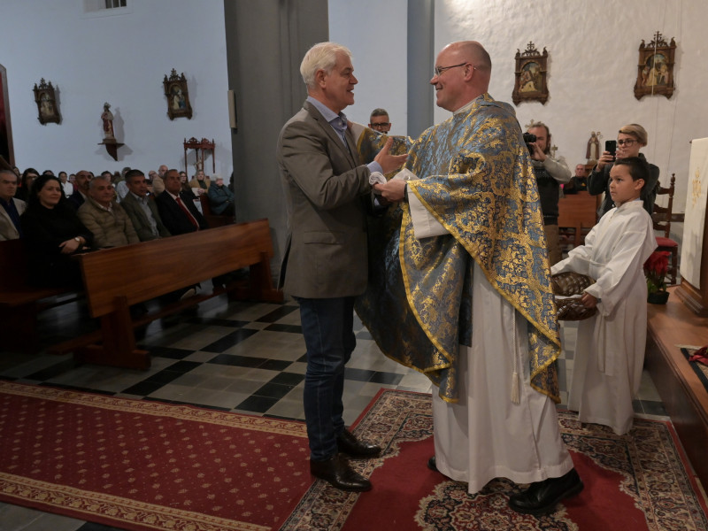 Alpidio Armas, con el vicario general de la Diócesis Nivariense