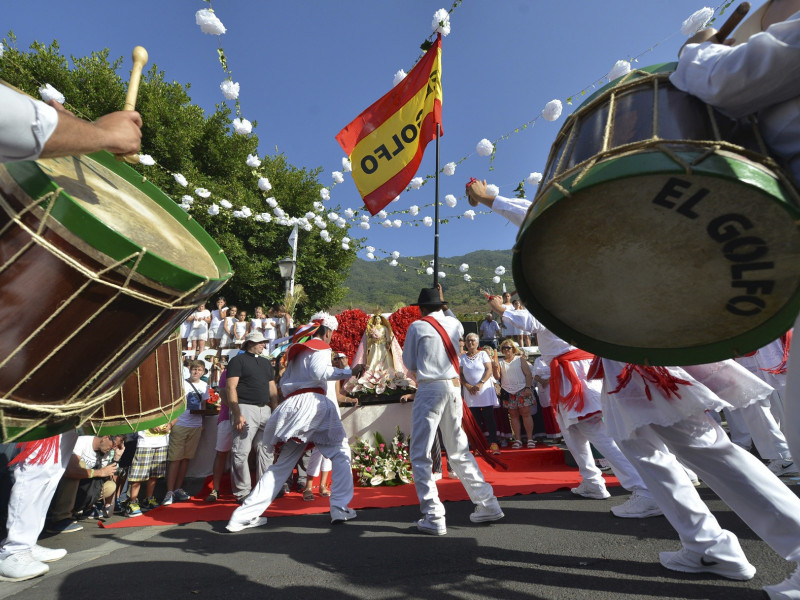 Bailarines de El Golfo, ante la Virgen de los Reyes