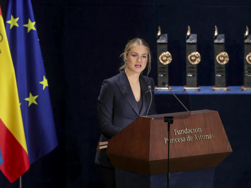 Leonor de Borbón, durante su discurso en el Campoamor, en 2024, con las esculturas de Miró que reciben los ganadores de los Premios Princesa de Asturias, al fondo