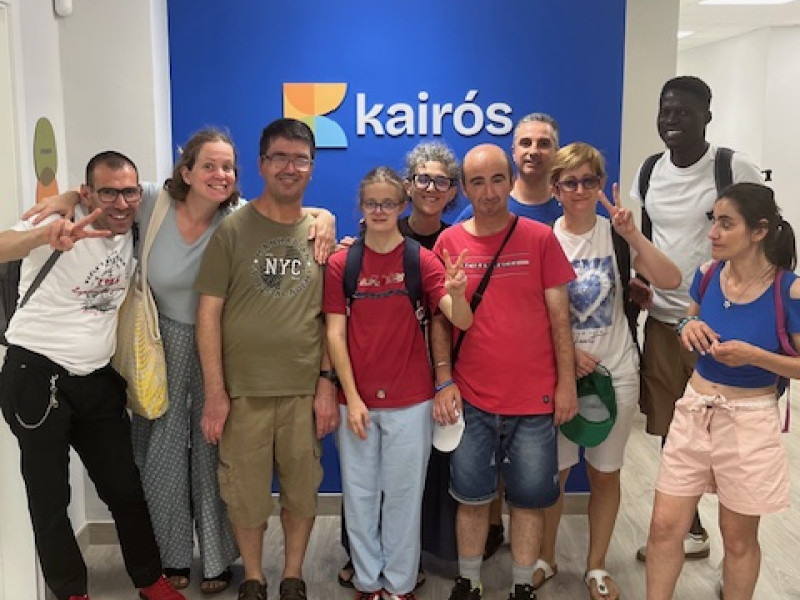 Foto de familia de Kairós con su entidad invitada.