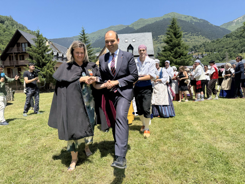 El conseller de Presidència, Albert Dalmau i la síndica d'Aran, Maria Vergés, ballant danses araneses durant la Hèsta d'Aran.