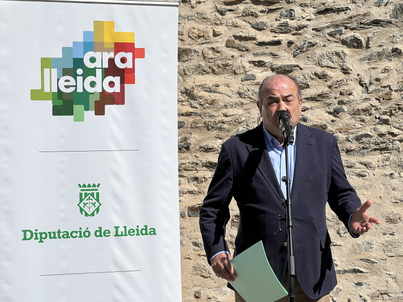 El vicepresident del Patronat de Turisme de la Diputació de Lleida, Juan Antonio Serrano, intervenint en la presentació de la temporada turística d'estiu.